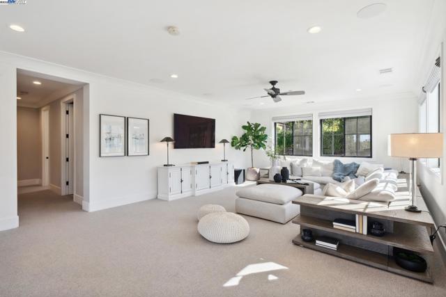 2621 Royal Oaks Dr, Alamo CA: https://media.crmls.org/mediaz/822cb50b-b9bc-41d7-a2dc-ca69ca5e03de.jpg