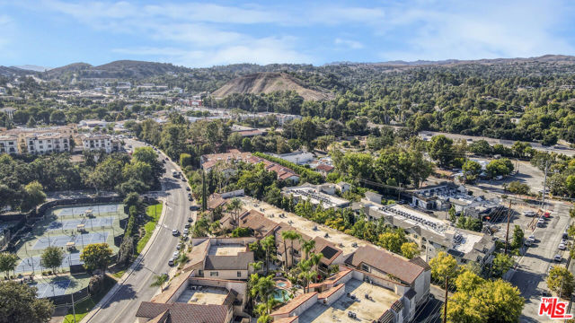 23401 Park Sorrento, Calabasas CA: https://media.crmls.org/mediaz/822cc92a-0343-4c3c-bf0f-488fbb2a3ce1.jpg