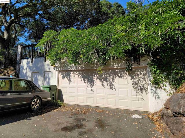 40 Hilldale Ct, Orinda CA: https://media.crmls.org/mediaz/822d2d3f-71b5-4961-81d6-22a3a5d5e2f7.jpg