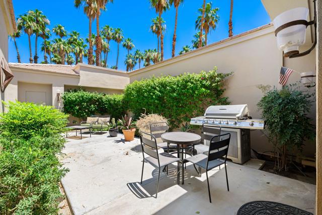 80601 Oak Tree, La Quinta CA: https://media.crmls.org/mediaz/822e0a0a-6d73-4277-808b-1d00b53212d3.jpg