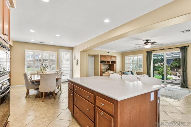 2423 Wishing Star Way, Chula Vista CA: https://media.crmls.org/mediaz/822f4797-d353-4a1b-a02b-7136acf17821.jpg