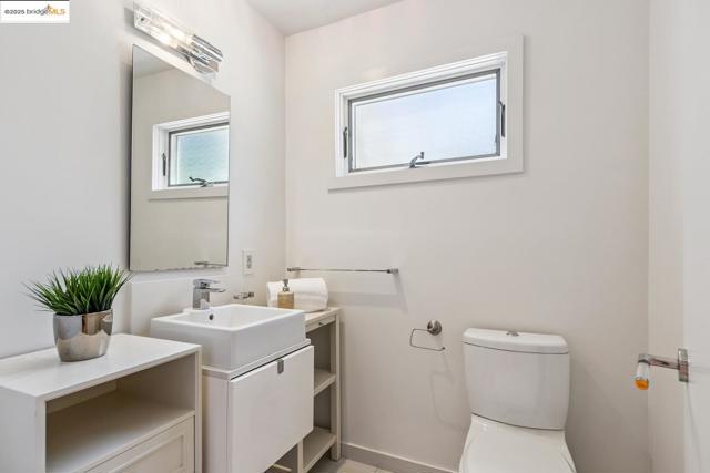 2912 Hillside DR, Burlingame CA: https://media.crmls.org/mediaz/822f9f50-54c0-41f6-80d9-f5d1dea028b6.jpg