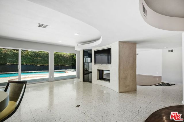 6616 Wooster Avenue, Los Angeles CA: https://media.crmls.org/mediaz/82306f42-111f-44c8-8740-30158df3c3e7.jpg