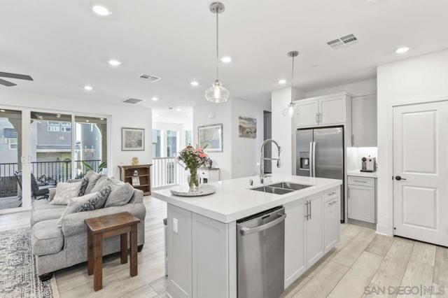 15447 Van Lodensteyn Way, San Diego CA: https://media.crmls.org/mediaz/82318d40-67a1-4fac-8b21-498300710901.jpg
