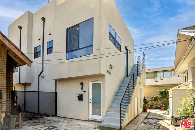 28 Ozone Avenue, Venice CA: https://media.crmls.org/mediaz/8231c165-7eda-4841-9515-01a569774129.jpg