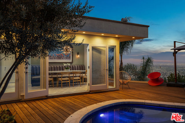 2137 Sunset Plaza Drive, Los Angeles CA: https://media.crmls.org/mediaz/8231e5d8-9cdc-4401-8168-e0a5959e0b1f.jpg