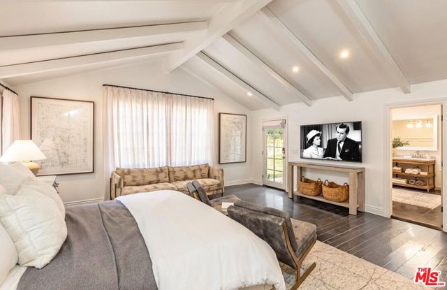 5840 Round Meadow Road, Hidden Hills CA: https://media.crmls.org/mediaz/8232a828-81d9-466a-8156-0e815ebd5b4e.jpg