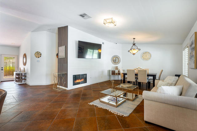 47845 Via Firenze, La Quinta CA: https://media.crmls.org/mediaz/8232bcc4-1b39-4fdc-a7e4-7801357583ef.jpg