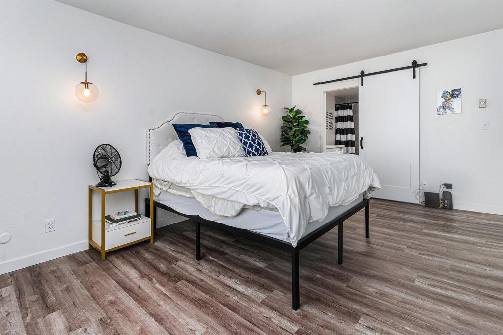 https://media.crmls.org/mediaz/8232c6ab-be8d-40f1-bbe7-d48363876194.jpg?preset=X-Large