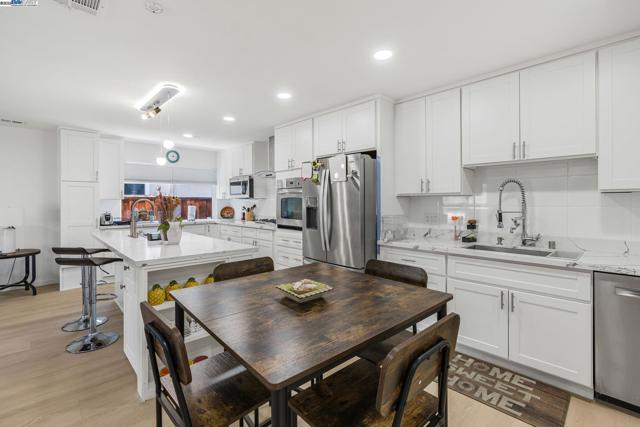 548 Sonoma Ave, Livermore CA: https://media.crmls.org/mediaz/8232f2d9-3edc-4f08-bc15-7da7542f08ad.jpg