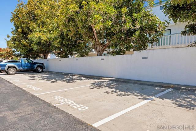 317 Pine Ave, Carlsbad CA: https://media.crmls.org/mediaz/8232ff9d-7ccd-4ccd-a776-58ba32a127bd.jpg