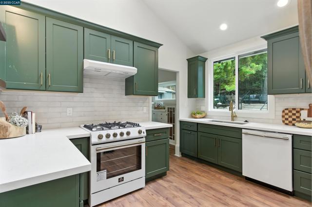 5020 Golden Gate Ave, Oakland CA: https://media.crmls.org/mediaz/82331207-3608-431a-9101-fd0fbd0e5ea2.jpg