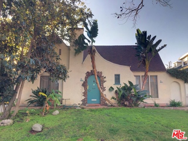 833 N ORANGE Drive Los Angeles, California Charming and large unit of a side-by-side duplex with one bedroom, one bathroom with super high ceilings, in a highly sought after Melrose area. **Newly updated kitchen with new appliances, refinished cupboards and hardware. On a beautiful tree lined street near all the post production houses. Uniquely offering the peace and tranquility you will not find in most all other rental situations. This unit is very walkable to many bars, restaurants and retail on La Brea and Melrose. Pets considered.