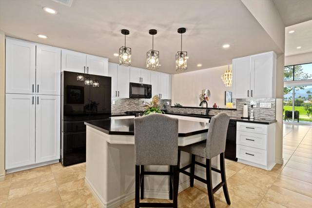 54121 Oakhill, La Quinta CA: https://media.crmls.org/mediaz/823366b8-e17f-429d-9486-f6d39fd6cfb1.jpg