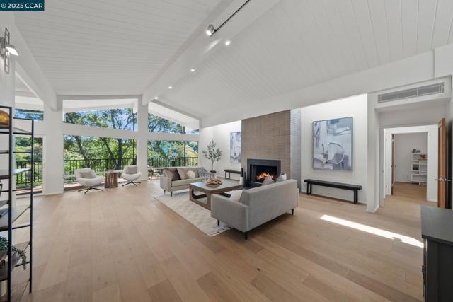 233 Melody Ln, Orinda CA: https://media.crmls.org/mediaz/8234e9b9-ea5e-47e3-bec0-93aa36c6e390.jpg