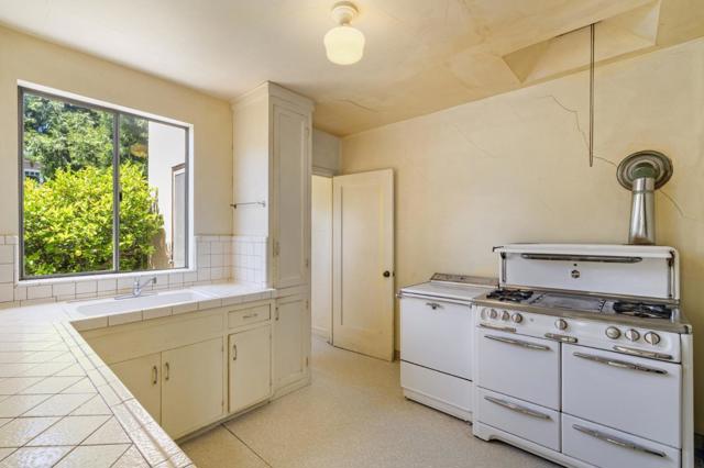 1317 Laguna Avenue, Burlingame CA: https://media.crmls.org/mediaz/82353ac6-96b0-46cc-ba4d-a212ff542823.jpg