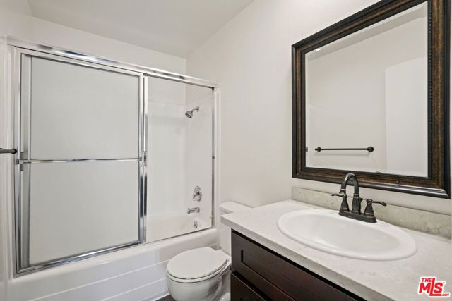 Bathroom 2 w/ tub/shower