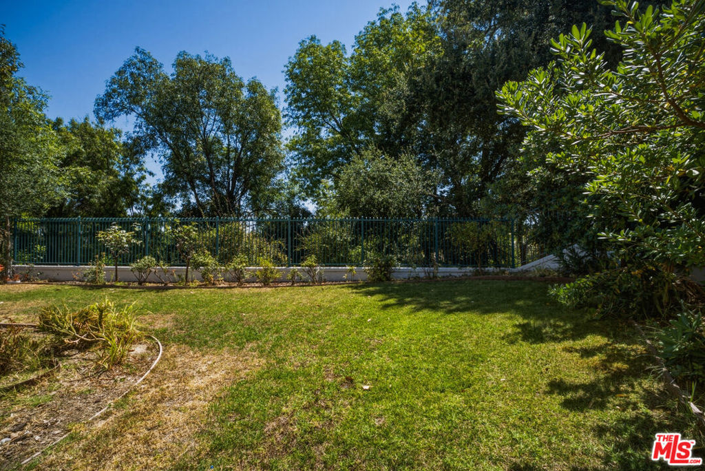 https://media.crmls.org/mediaz/8236a3da-0096-4f8a-b728-5802c936b11d.jpg?preset=X-Large