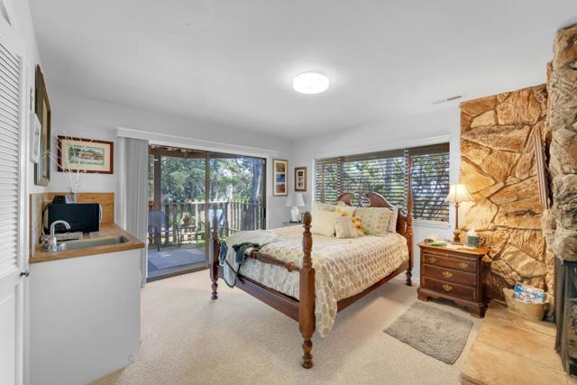6 Stratford Place, Monterey CA: https://media.crmls.org/mediaz/82370074-ef0c-4380-824b-5339d9660d4d.jpg