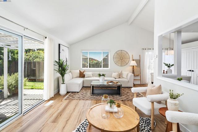 1001 Crellin Rd, Pleasanton CA: https://media.crmls.org/mediaz/823768fa-24d6-44f1-91b6-2199cd0b778b.jpg