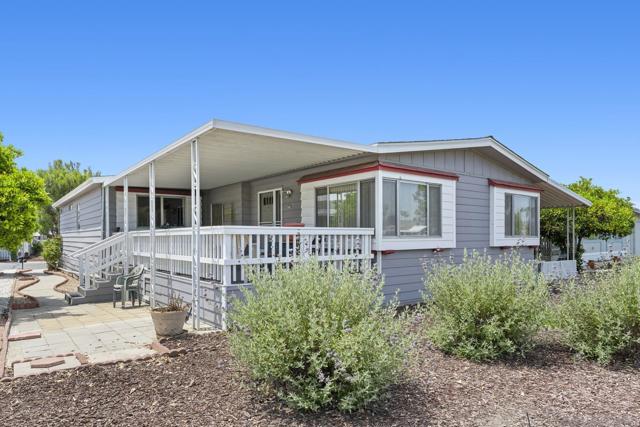 5001 W Florida Avenue, Hemet CA: https://media.crmls.org/mediaz/8237d69f-d9c7-4686-9530-ced163ca3a79.jpg