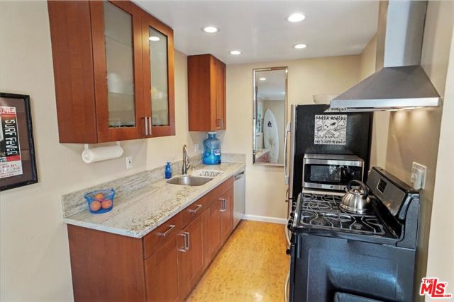 2311 4th Street, Santa Monica CA: https://media.crmls.org/mediaz/8237e140-69c7-45e8-b51a-da8f0d228c1e.jpg