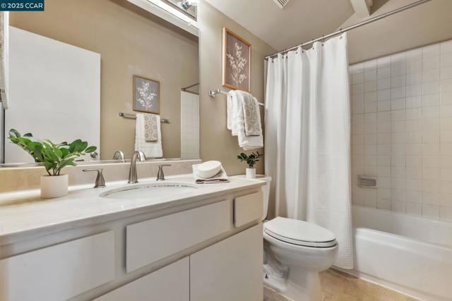 102 Northcreek Cir, Walnut Creek CA: https://media.crmls.org/mediaz/8238bc44-a6bc-4f0c-90ed-51b960e320e8.jpg