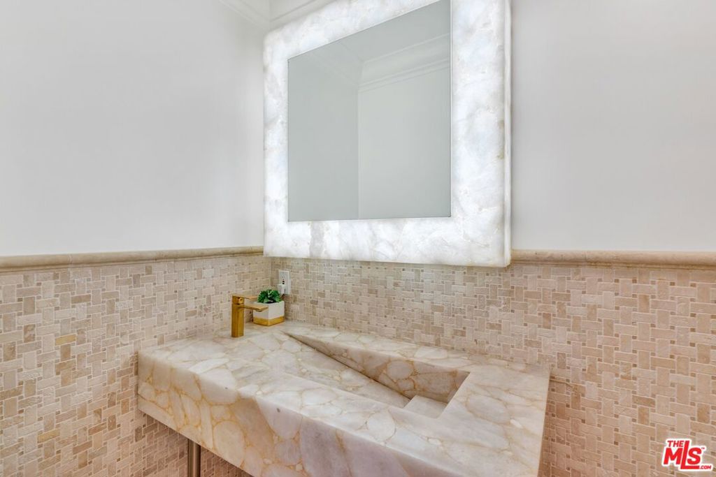 https://media.crmls.org/mediaz/8238ea0b-1f7a-4110-9c2d-2587398409d6.jpg?preset=X-Large