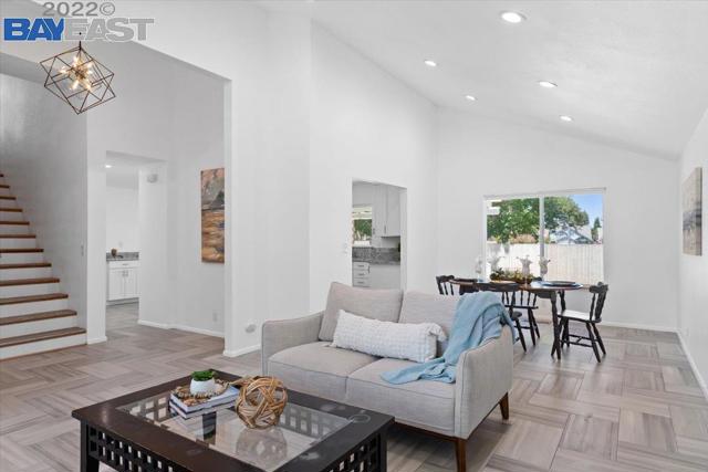 21 Lisa Ct, Brentwood CA: https://media.crmls.org/mediaz/823996bb-4aef-43e2-b621-4af5b3a89d1f.jpg
