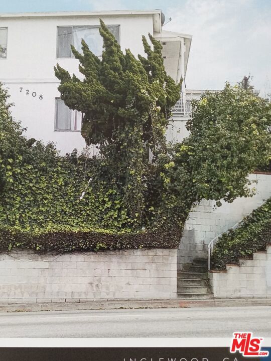 7208 S La Cienega Boulevard, Inglewood CA: https://media.crmls.org/mediaz/8239b35d-5a70-4a4f-86b5-d6c07c9b32dd.jpg
