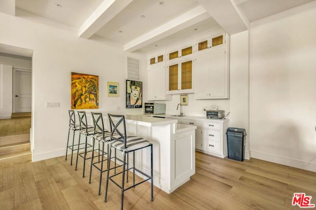 9669 Oak Pass Road, Beverly Hills CA: https://media.crmls.org/mediaz/823a6f43-cc50-42c2-85c1-654cde51739a.jpg