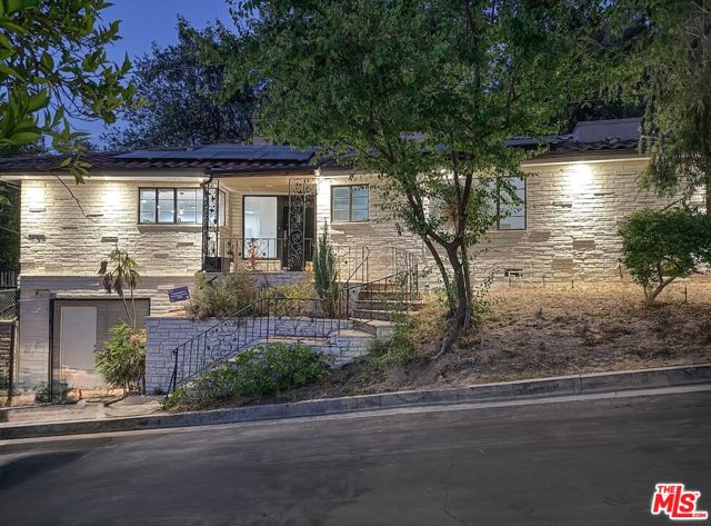 4108 Valley Vista Court, Sherman Oaks CA: https://media.crmls.org/mediaz/823af68b-1c99-4cca-950e-f544d384742e.jpg