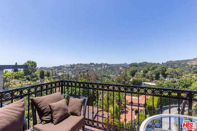 2651 La Cuesta Drive, Los Angeles CA: https://media.crmls.org/mediaz/823b3e9b-2b26-4ac8-9a89-b1d98ca99862.jpg