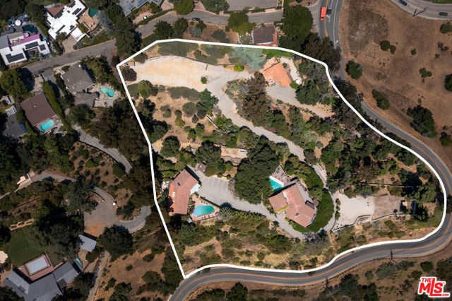 8207 Mulholland Drive, Los Angeles CA: https://media.crmls.org/mediaz/823ba3c2-bcbe-411a-a0f0-69e1235041eb.jpg