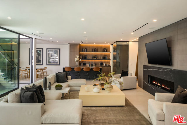 137 S Wetherly Drive, Beverly Hills CA: https://media.crmls.org/mediaz/823c11d7-2f95-4ee5-b1e2-c48fe6932c12.jpg