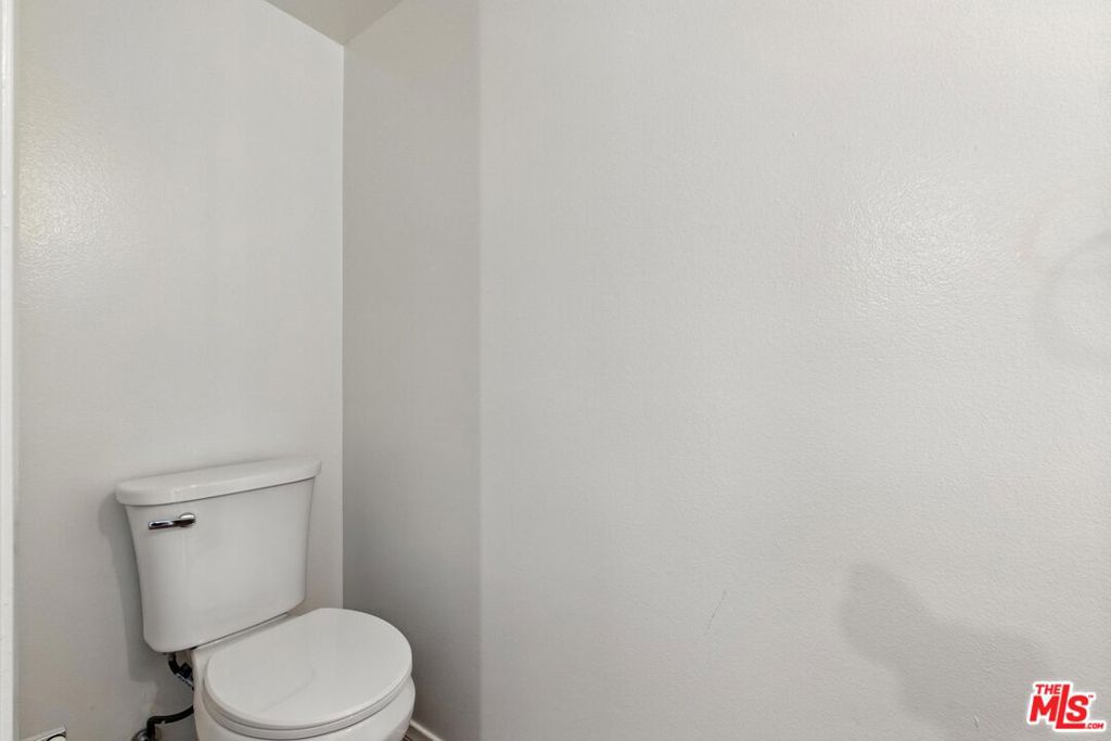 https://media.crmls.org/mediaz/823c9ca7-34db-4f8a-baad-7a7e703dac17.jpg?preset=X-Large