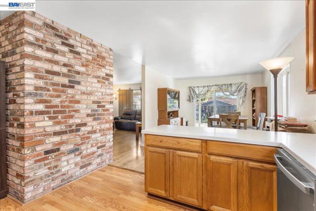 21330 Kahlert St, Castro Valley CA: https://media.crmls.org/mediaz/823d1f27-75e2-4e3a-ab50-bd621fbaa8f1.jpg