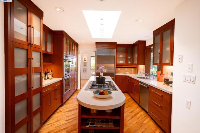 351 El Toyonal, Orinda CA: https://media.crmls.org/mediaz/823d8e1a-ddfc-4731-ae3b-bc90bd3cbd7d.jpg