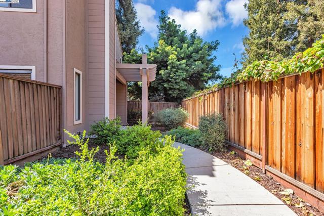 3810 Burton Cmn, Fremont CA: https://media.crmls.org/mediaz/823e0582-2382-49b6-9788-185512f04126.jpg