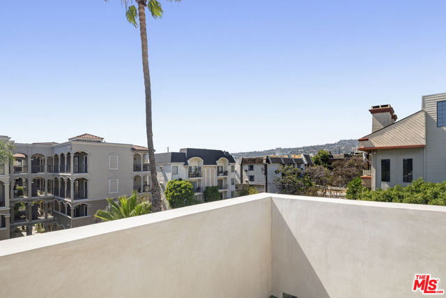 426 Arnaz Drive, Los Angeles CA: https://media.crmls.org/mediaz/823e1957-4553-4e49-a80d-3e4d170c60b2.jpg