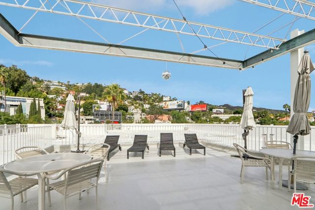 1400 N Sweetzer Avenue, West Hollywood CA: https://media.crmls.org/mediaz/823e3800-83cf-4325-a804-1a5fcc80c45c.jpg