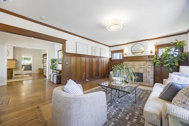 898 Union St, Alameda CA: https://media.crmls.org/mediaz/823e3915-6bd9-4440-aeb7-c172eaceeae7.jpg