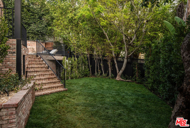 1524 Sunset Plaza Drive, Los Angeles CA: https://media.crmls.org/mediaz/823e5259-2ebf-46d3-bef1-36610c1fb43f.jpg