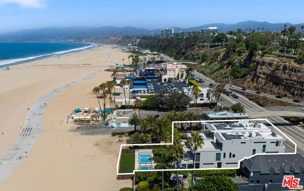 – 940 Palisades Beach Road