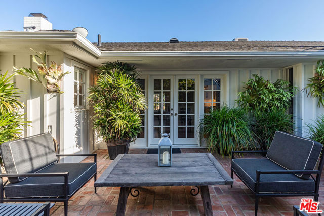 1612 Gilcrest Drive, Beverly Hills CA: https://media.crmls.org/mediaz/8240a8e5-ee66-4028-9f48-8b0ef461446b.jpg