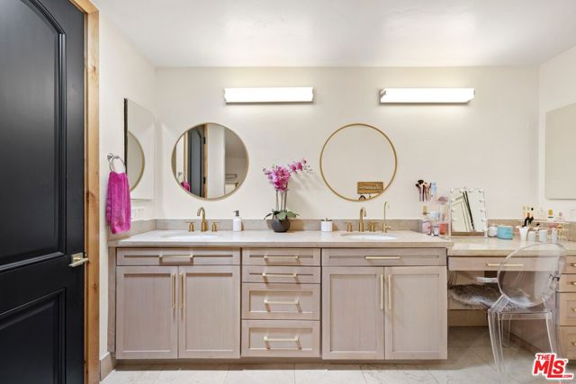 16820 Oak View Drive, Encino CA: https://media.crmls.org/mediaz/8240d552-01d9-4c32-baa2-fda2ee77cf87.jpg