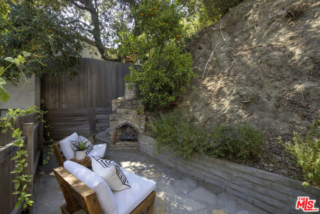 10411 Quito Lane, Los Angeles CA: https://media.crmls.org/mediaz/8240ec1b-6672-4434-88f8-511f0dfdf1d6.jpg