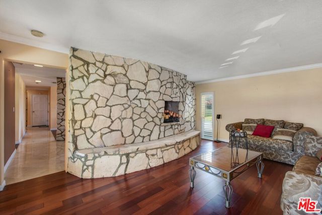 4272 Don Carlos Drive, Los Angeles CA: https://media.crmls.org/mediaz/82418234-5c51-4814-88b8-af4f74945476.jpg