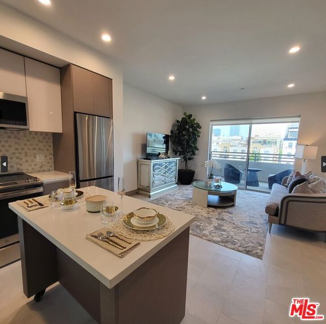 750 S Kingsley Drive, Los Angeles CA: https://media.crmls.org/mediaz/82427a86-9078-4791-804b-6f8ac45f412b.jpg