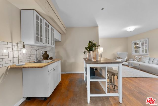 2107 Santa Rosa Avenue, Altadena CA: https://media.crmls.org/mediaz/8242fc11-e7a8-4d1d-8cdc-6c7ed2f95880.jpg